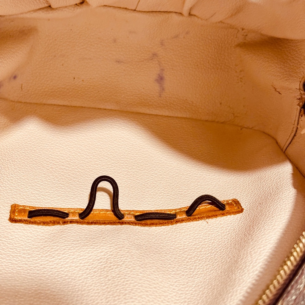 Louis Vuitton monogram hand bag can be attached a strap on it to be shoulder bag - Picture 7 of 16